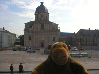Mr Monkey looking across St-Pietersplein