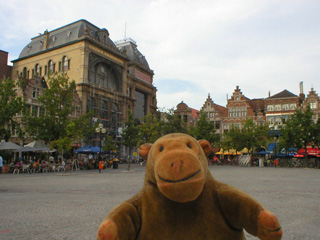 Mr Monkey looking at Ons Huis on Vrijdagmarkt