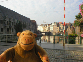 Mr Monkey looking past the Vleeshuis from the Vleeshuisbrug