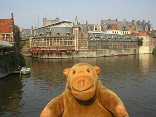 Mr Monkey looking at the old fish market from the Grasbrug