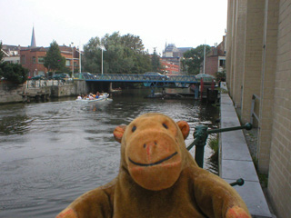 Mr Monkey looking towards the Krommewalbrug