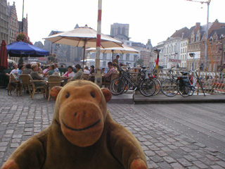 Mr Monkey at a cafe on the Grasbrug