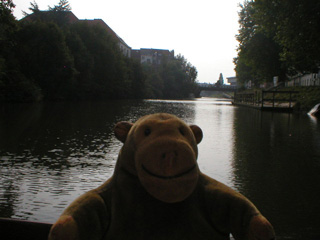 Mr Monkey looking up the Leie as the boat turns around