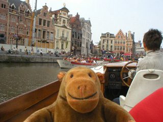 Mr Monkey approaching the Korenlei by boat