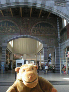 Mr Monkey looking around Gent St-Pieters station