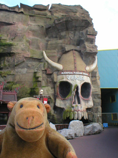 Mr Monkey looking at the skull outside the Valhalla ride